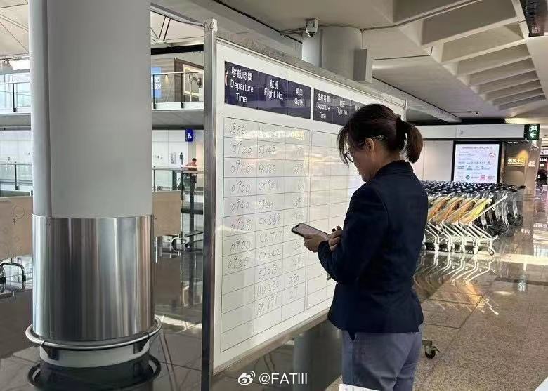 香港機場航班手寫白板事件 當局稱非駭客入侵