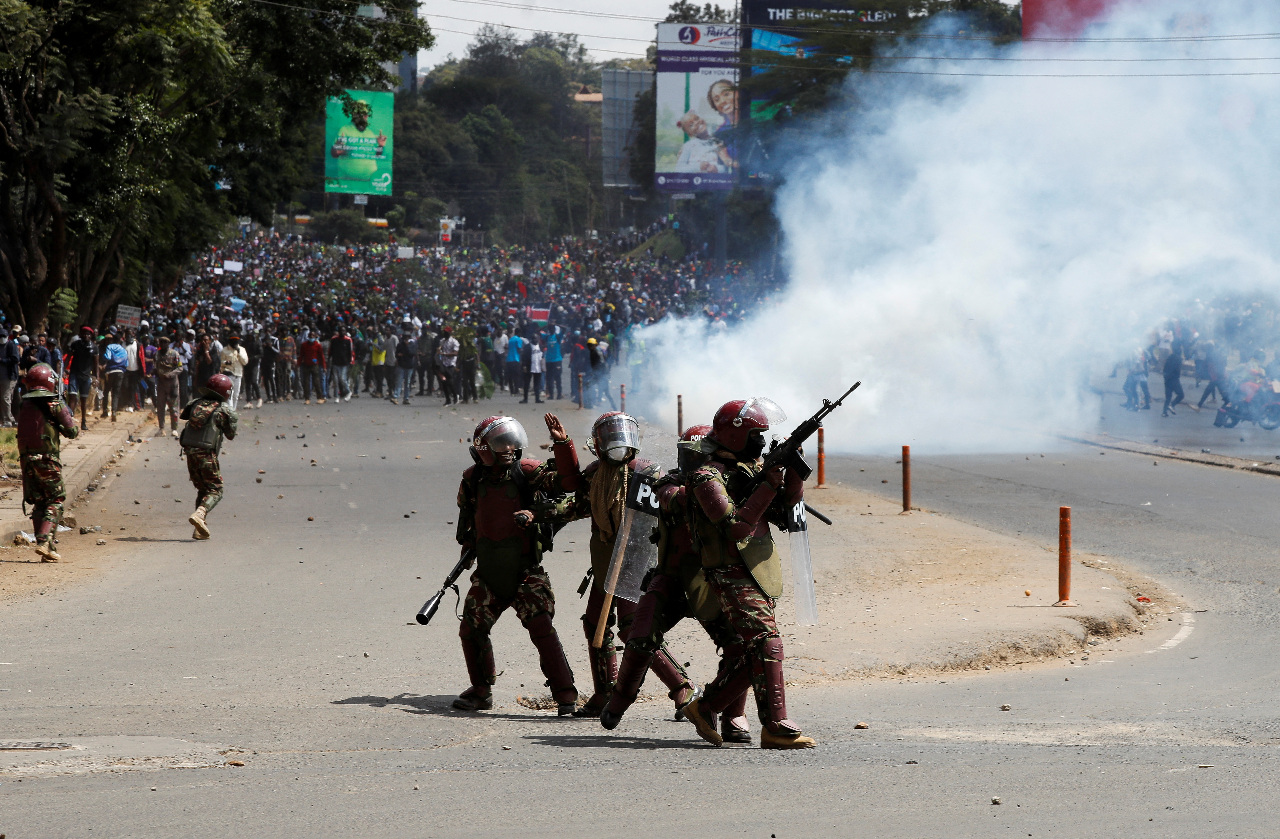 示威民眾衝擊肯亞國會遭警方開槍制止 至少5死數十傷