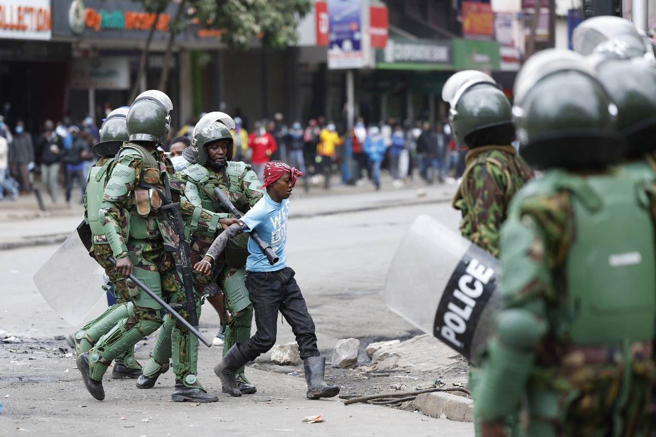 肯亞民眾抗議加稅闖國會 人權觀察：至少30死