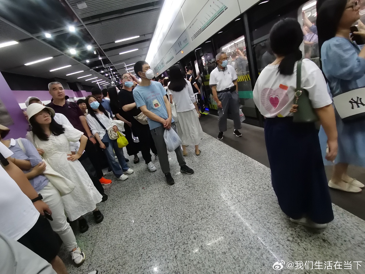 上海地鐵16號線凸槌 上班族崩潰