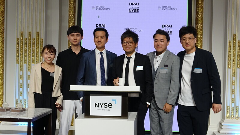 台灣團隊首檔美股ETF 陳士駿與傅冠龍紐約證交所敲鐘