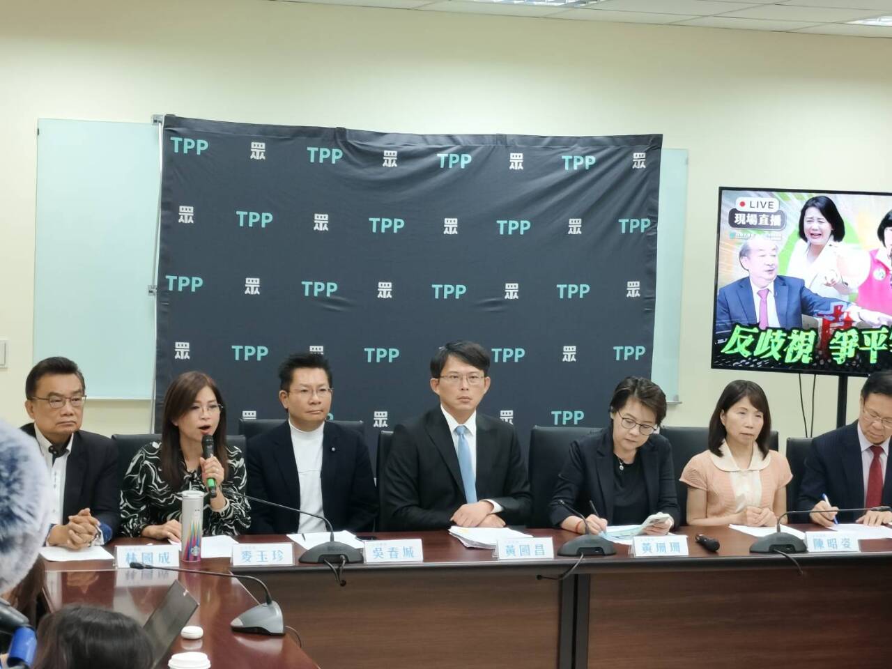 不滿綠抹紅、歧視新住民 白黨團撤簽、不再參加朝野協商