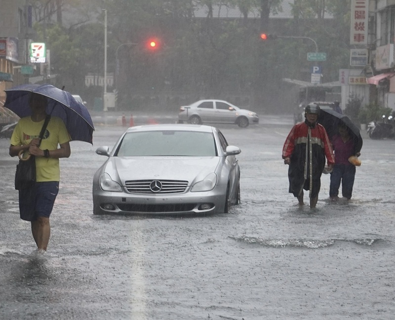 颱風暴雨狂炸高雄! 估大雨持續至今晚或明晨