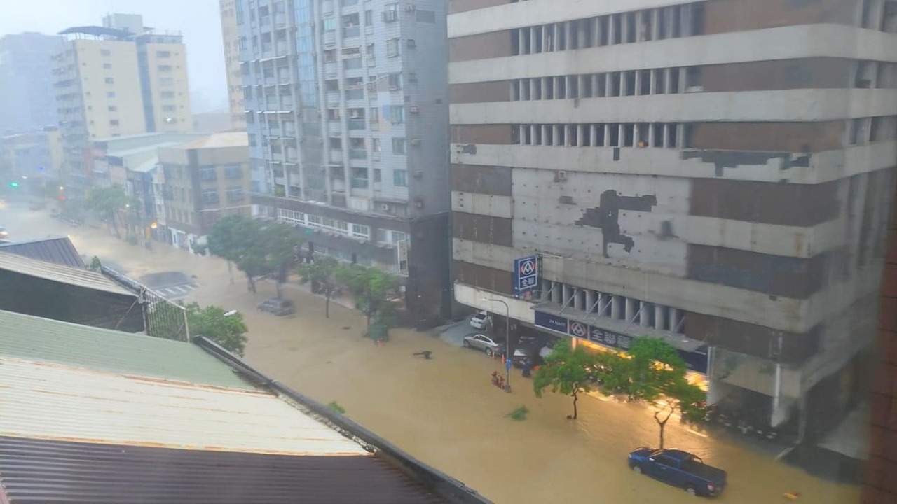 凱米暴雨狂灌、溪水暴漲 高雄市災情通報達200件連市區也現黃水