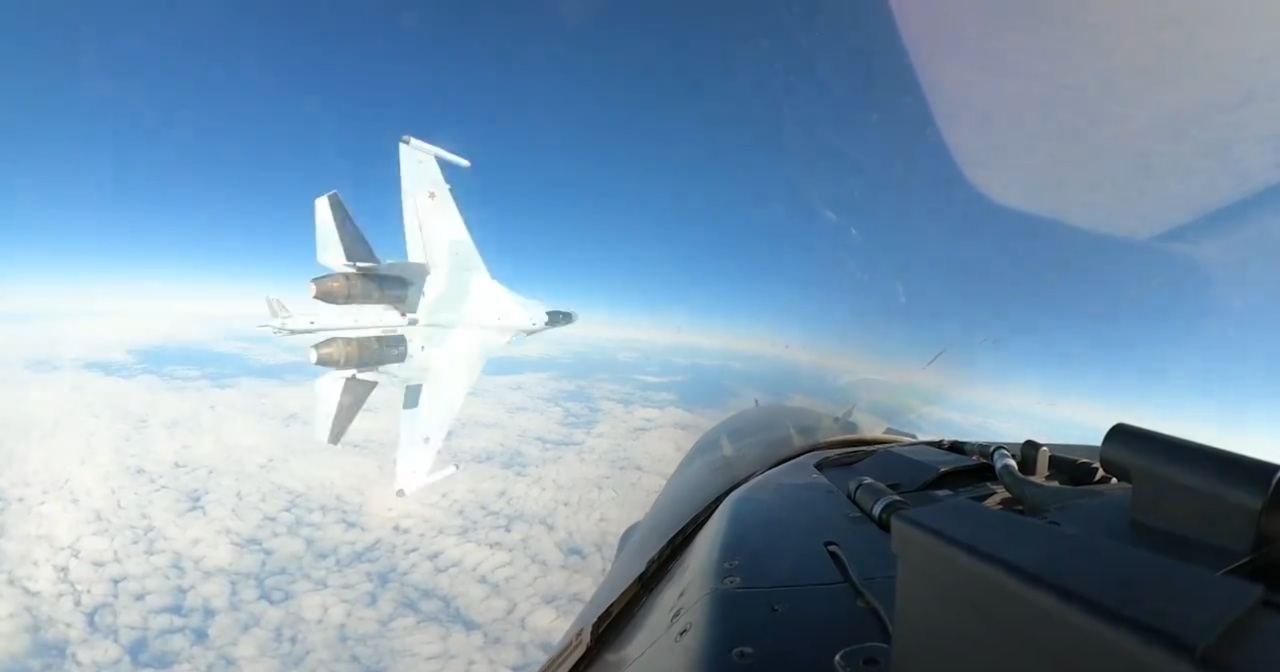 美軍公布影片 批俄戰機危險直切美F-16前方