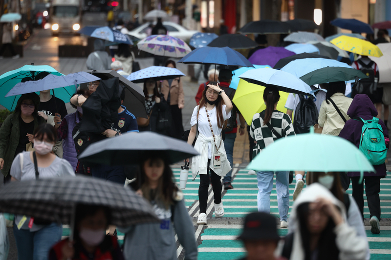 中部以北、宜花慎防雷雨及局部大雨