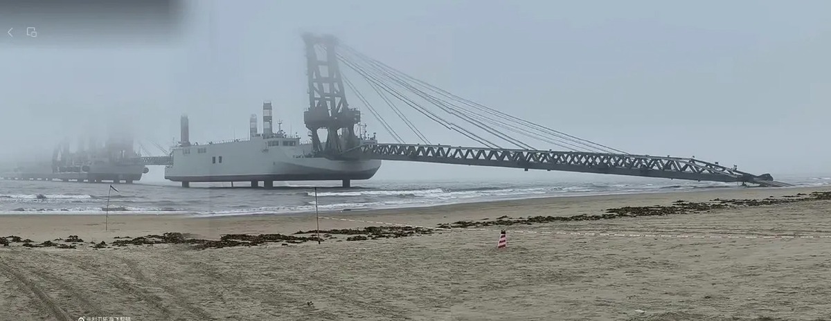 中國新型登陸船曝光 外媒：配備上岸橋為攻台做準備