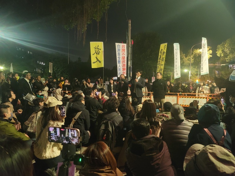 柯文哲庭訊結束還押看守所 支持者法院外聲援