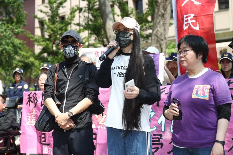 亞亞辯稱只是在分析兩岸情勢 抗議民眾隔空嗆聲：不要狡辯！