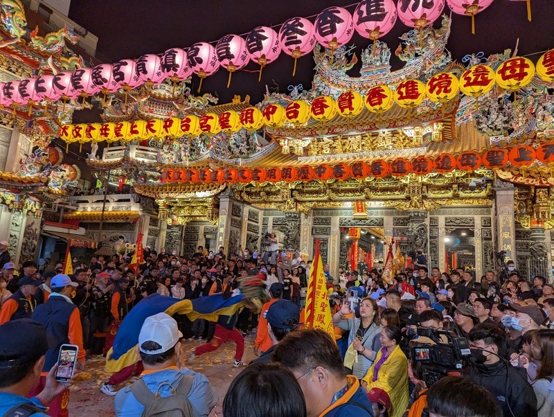 大甲媽祖遶境回鑾延遲逾2小時 信徒簇擁返廟安座