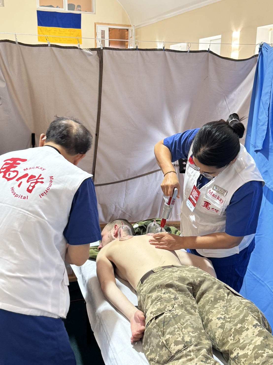馬偕五度赴烏克蘭義診 針灸、拔罐受軍人歡迎