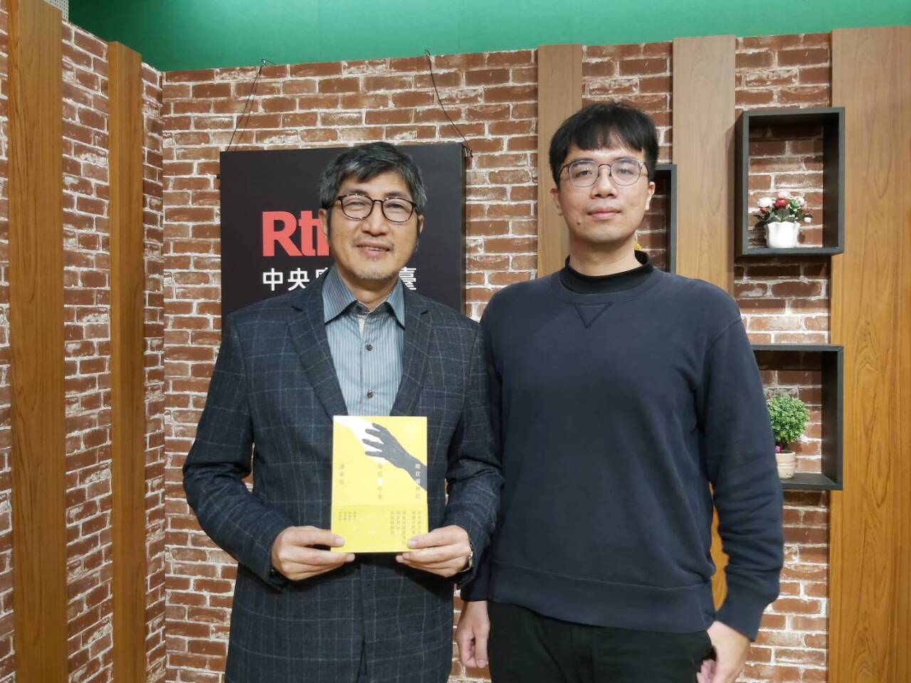 生命不可承受之重∕專訪作家潘秉旻談《她在雨裡站，他從霧中來》