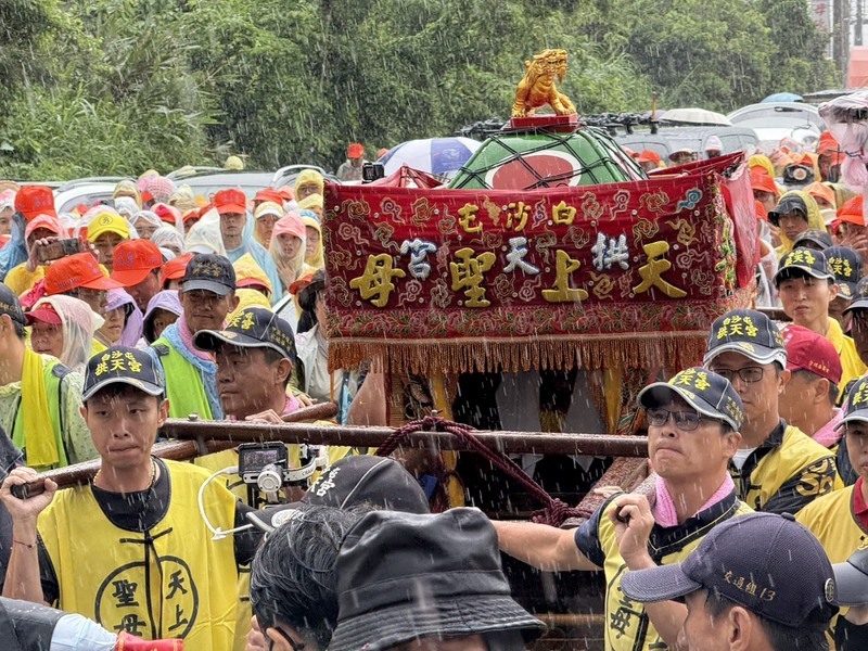 白沙屯媽祖換乘8人大轎 午後起駕回宮