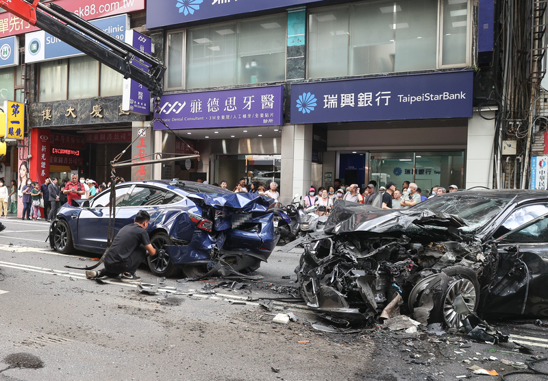 台北重慶南路嚴重車禍 自小客撞4車8人受傷